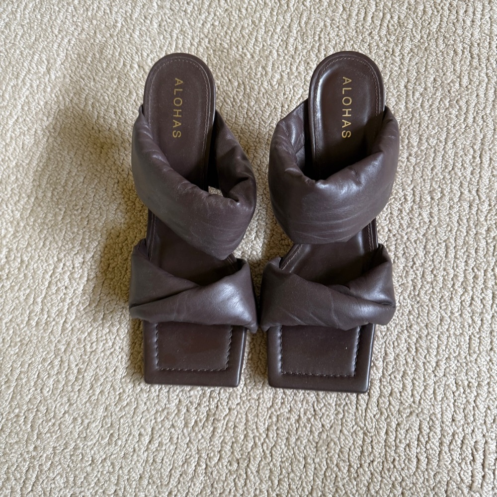 ALOHAS Twist Strap Heels